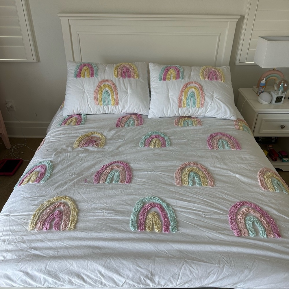 Potterybarnkids Candlewick Rainbow Comforter & Shams set